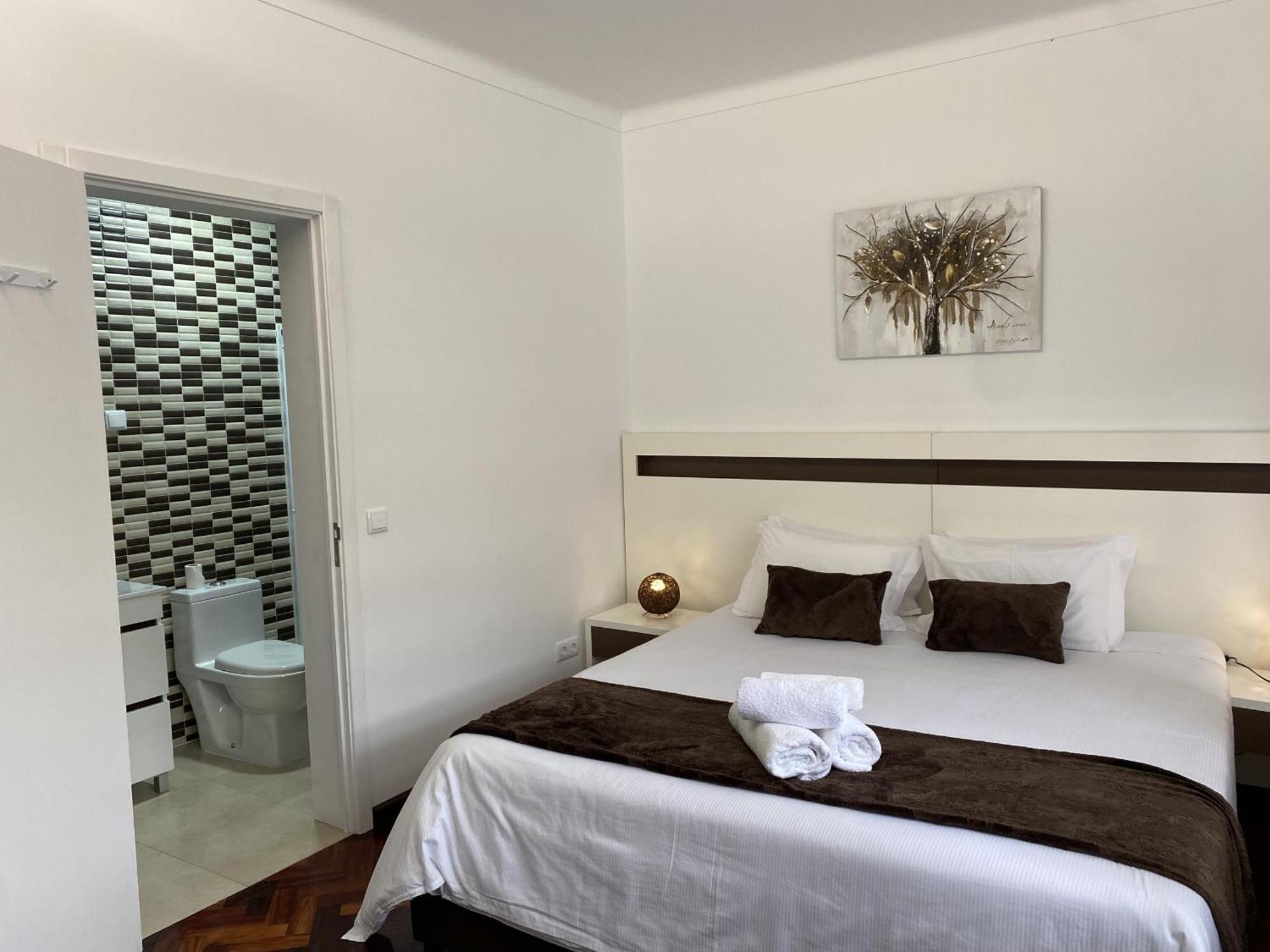 The Rock Guest House 蓬塔德尔加达 外观 照片